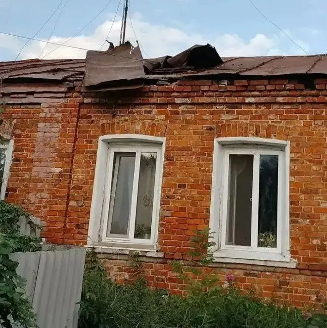 В результате ударов дронов в нескольких округах Белгородской области пострадала женщина; зафиксированы повреждения домов, транспорта, предприятий и объектов инфраструктуры.