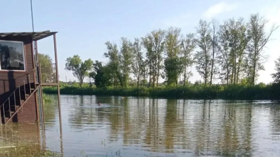 После удара беспилотников и ракет на плотине произошёл пролом: вода начала неконтролируемо сбрасываться, подтоплены пляжи и прибрежная инфраструктура Шебекино, в низине — поселок Безлюдовка.
