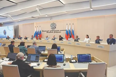В проекте постановления ЦИК предусматривается исключение ряда кандидатов партии «Яблоко». Если выбывает четверть списка, это грозит снятием партии с выборов. Ранее против выдвиженцев фиксировались штрафы, задержания и обыски.