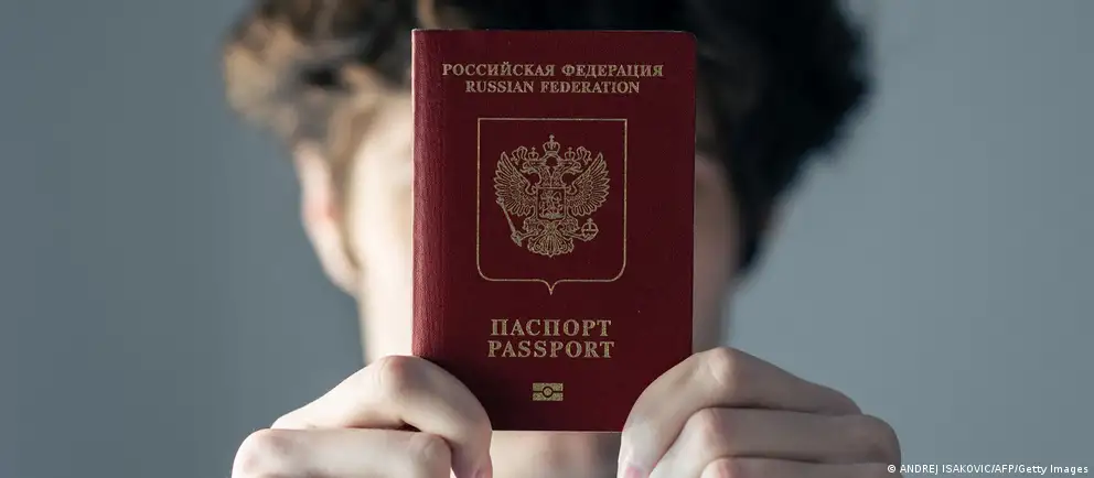 После возражений Франции и Италии ЕС пересмотрел первоначальный план запрета на въезд для российских военных: теперь ограничение предлагается вводить только для тех, кто непосредственно участвовал в боевых действиях в Украине, и для краткосрочных виз.