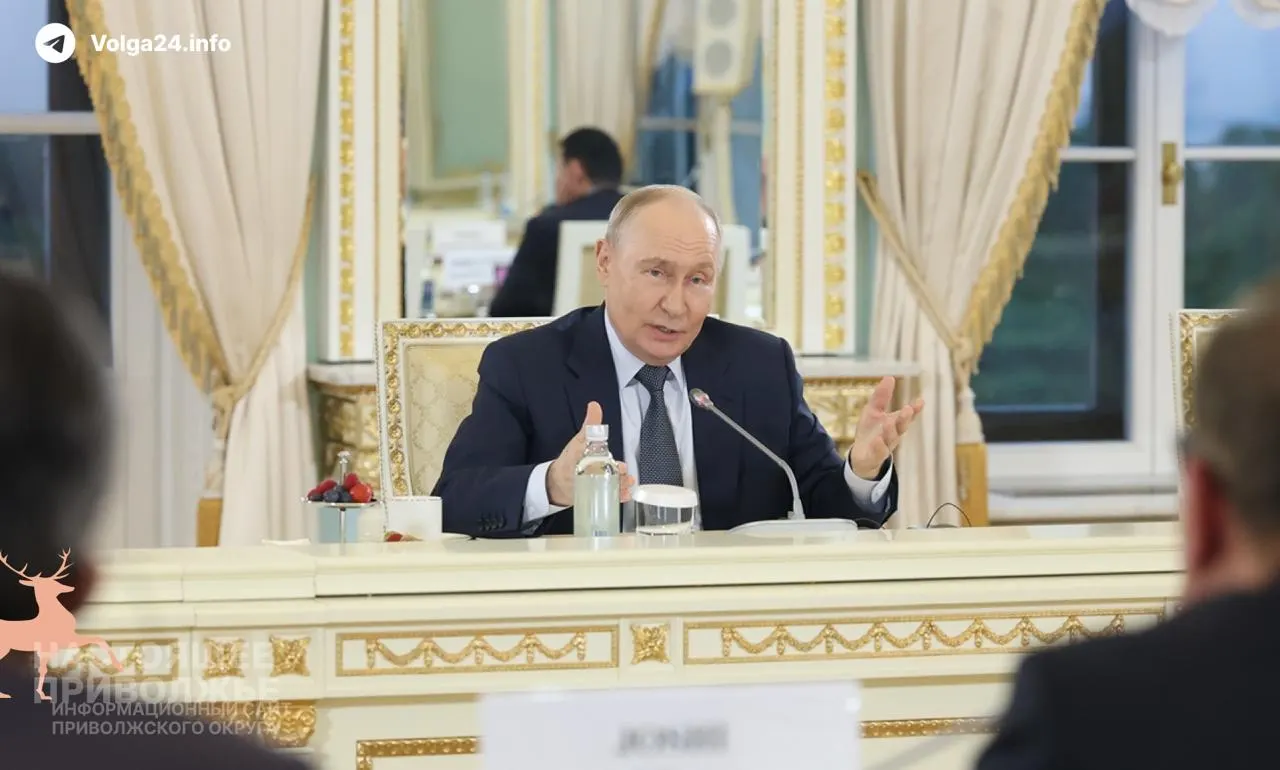 Президент заявил, что нынешние проблемы на внутреннем топливном рынке носят временный характер и создаются извне. По его словам, экономика справляется; ВВП за январь—май вырос на 0,2%, в мае — на 0,3%.