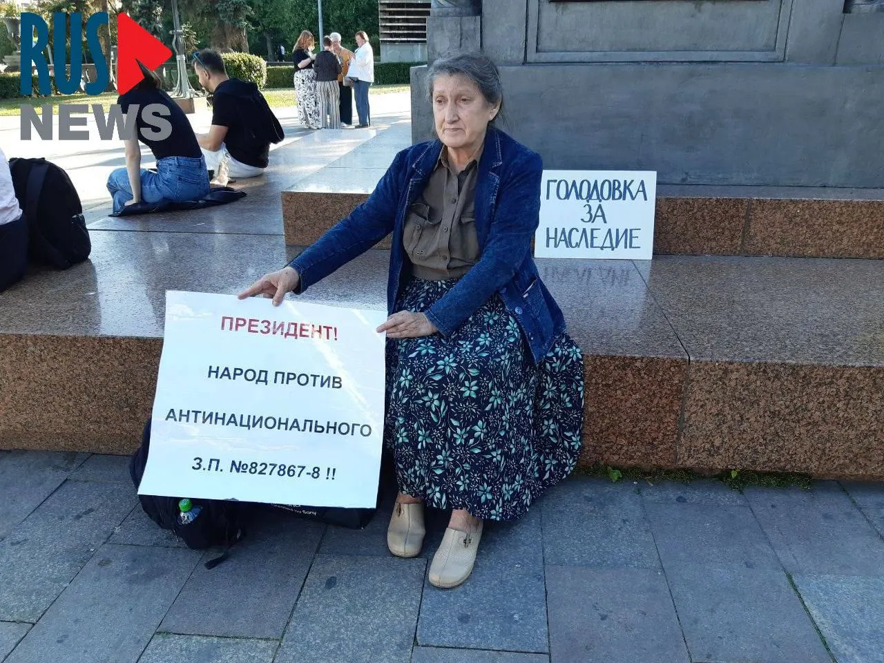 Наталья Шамина устроила голодовку у памятника Кириллу и Мефодию в знак протеста против законопроекта о передаче регионам права исключать объекты культурного наследия; спустя час её задержала полиция.