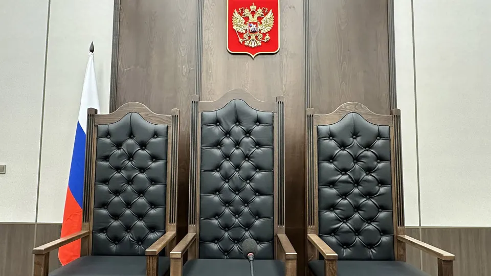 Правительственная комиссия одобрила инициативу о смягчении требований к образованию для ряда должностей в судах: на секретарей заседаний и специалистов аппарата можно будет принимать студентов и сотрудников со средним профессиональным юридическим образованием. Эксперты признают необходимость мер при дефиците кадров, но предупреждают о рисках временного найма и необходимости улучшать условия труда.