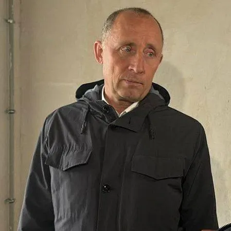 Владимир Базаров признал вину во взяточничестве и злоупотреблении полномочиями при закупках противотанковых конструкций; ущерб по делу оценивают почти в 1,8 млрд рублей.