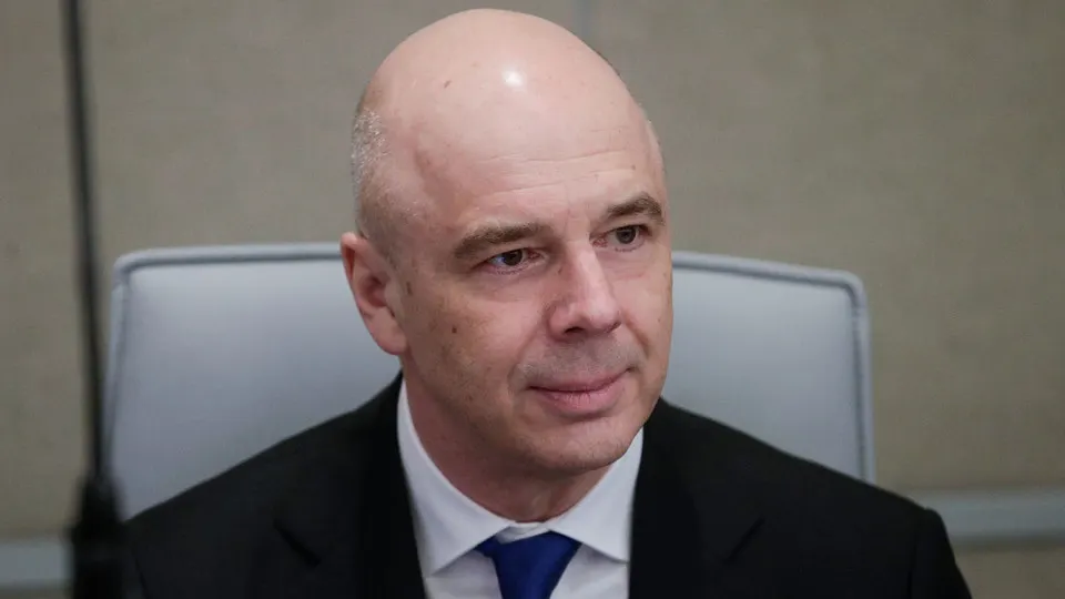 По данным портала «Электронный бюджет», расходы и дефицит на 2026 год ожидаются выше заложенных показателей: прогнозируемый дефицит — около 4,8 трлн руб., при этом есть оценки роста до 7 трлн руб.