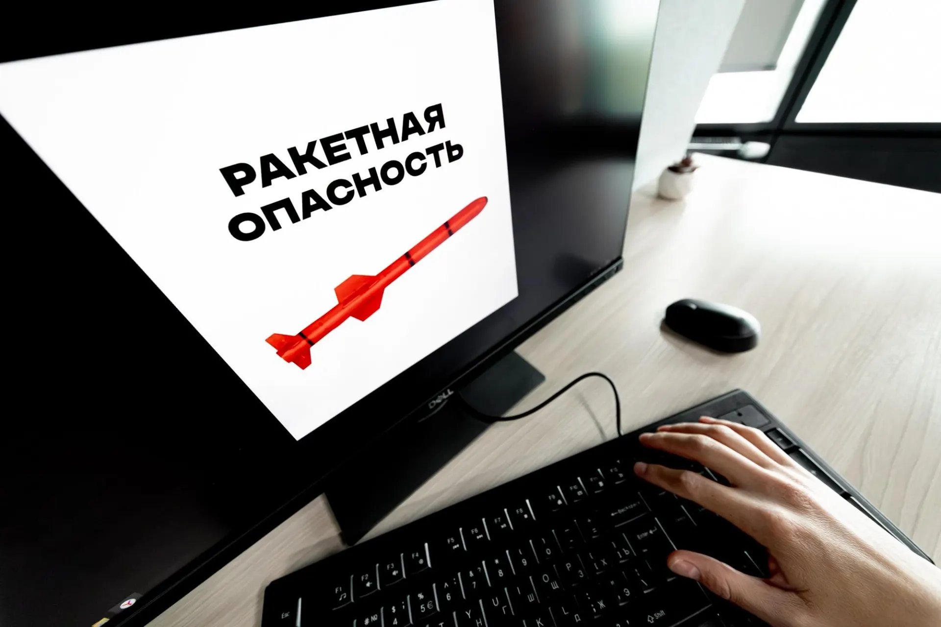 В ряде регионов, включая Воронежскую область, объявили ракетную опасность: прозвучали воздушные тревоги. Экстренные службы уточняют ситуацию.
