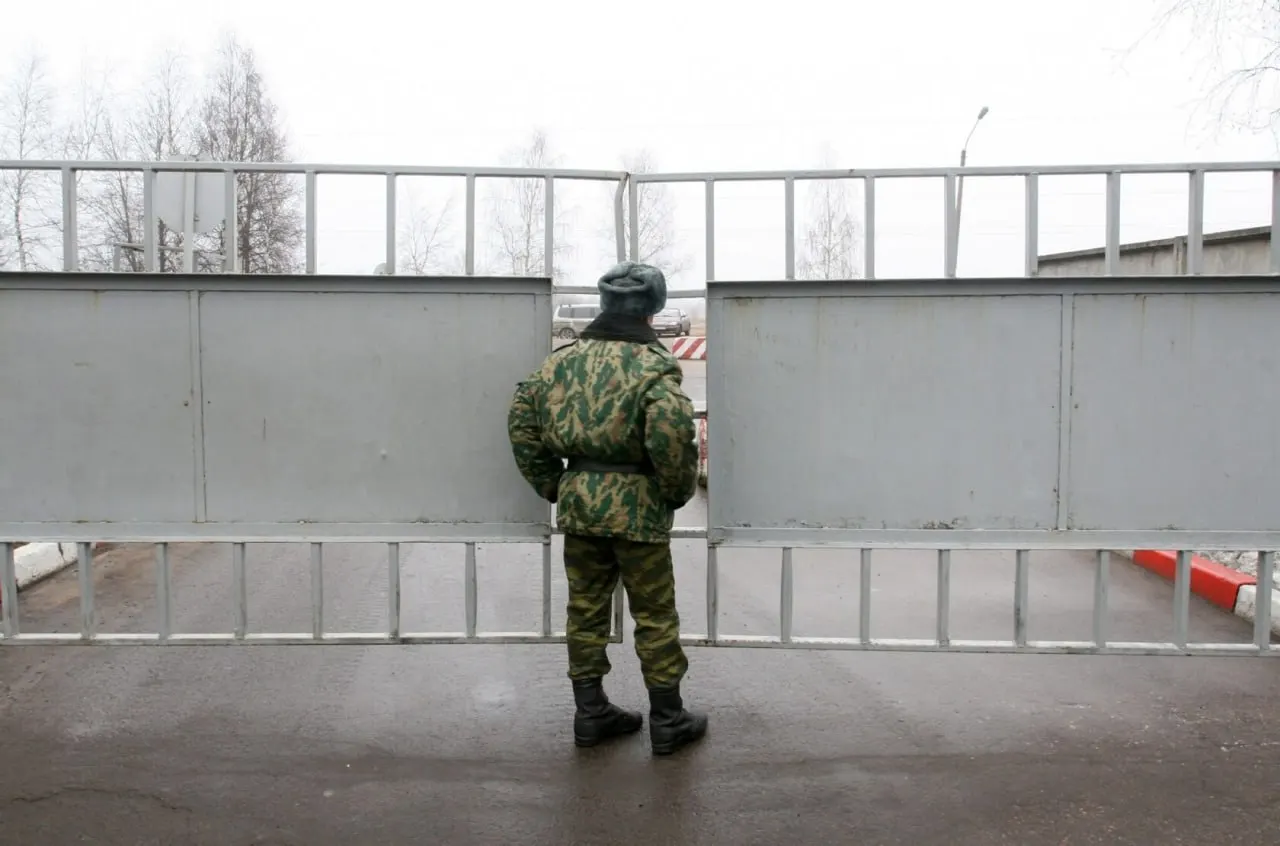 Депутат из Томска сообщил, что пропавших без вести военнослужащих всё чаще признают самовольно покинувшими часть, из‑за чего их семьи теряют положенные выплаты.