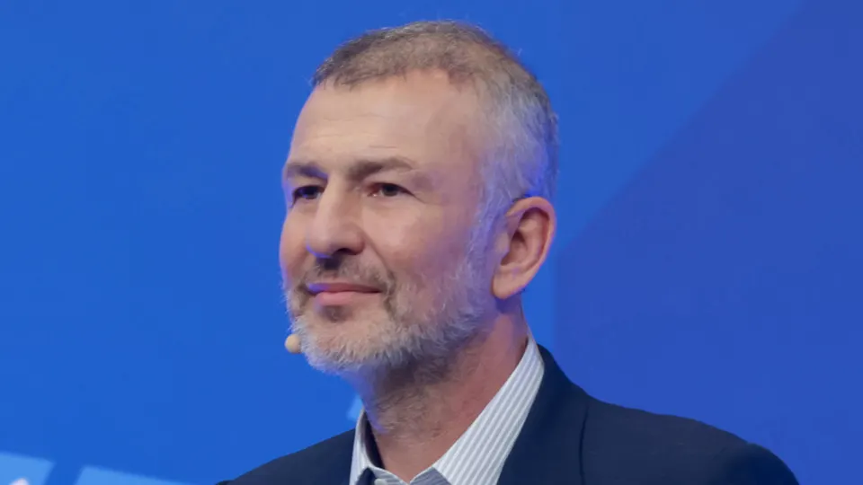 Бизнесмен Андрей Мельниченко урегулировал претензии Генпрокуратуры к СИБЭКО: после мирового соглашения он перечислил в пользу образовательного центра «Сириус» около 32 млрд рублей, и иск был отозван.