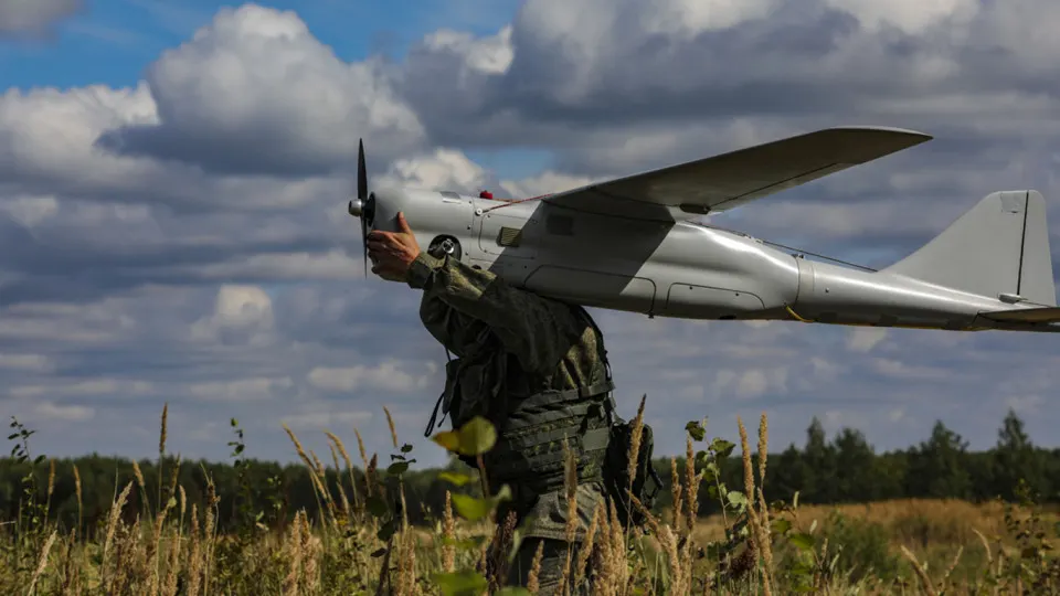 Совместное расследование показало, что сотрудничество Пекина и Москвы в военной сфере длится не менее трёх лет — от обмена технологиями для «ройных» дронов до разработки мер против спутниковой сети Starlink.