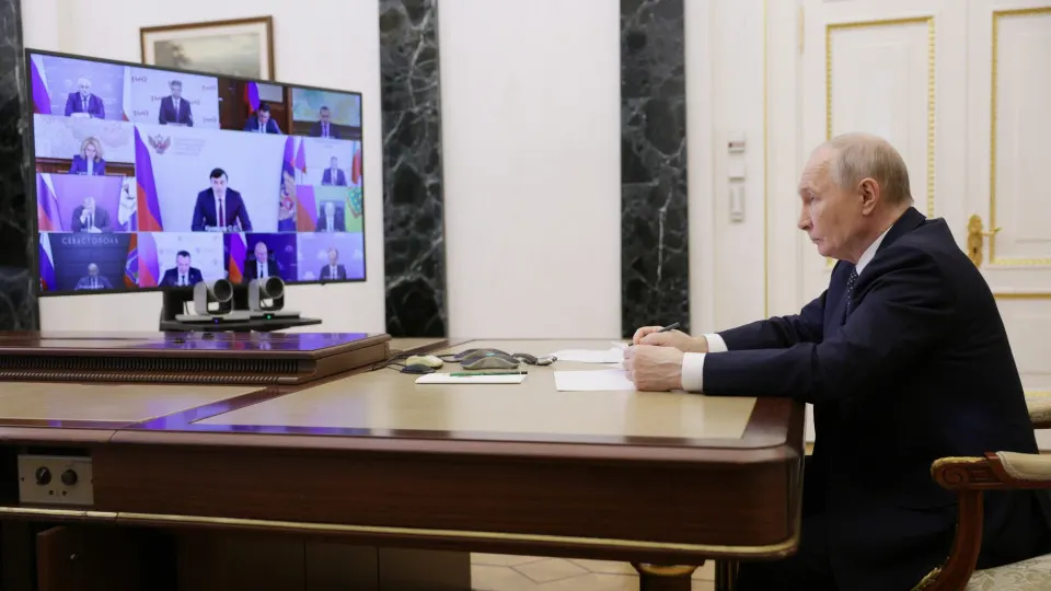 Президент одобрил предложение главы Забайкальского края о строительстве сети небольших нефтеперерабатывающих заводов для укрепления внутрироссийских поставок топлива на фоне атак на крупные НПЗ и резкого падения переработки.