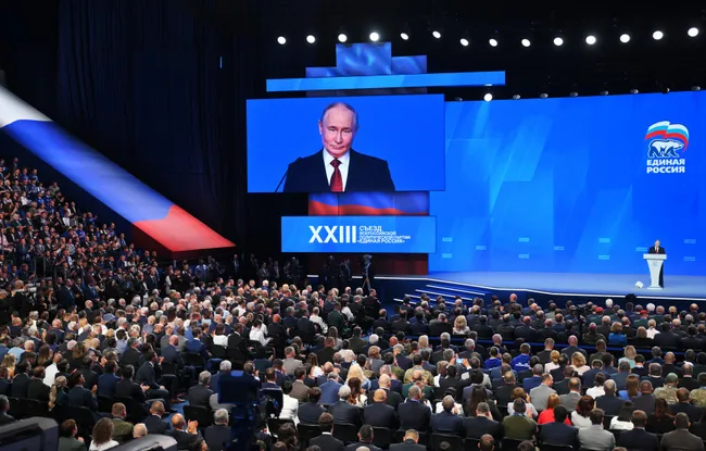 Администрация президента пересмотрела ожидаемые результаты «Единой России» на думских выборах: после нескольких корректировок окончательной целью по стране называют около 45% при явке около 50%. Решение объясняют снижением рейтингов, ростом цен и усталостью общества.