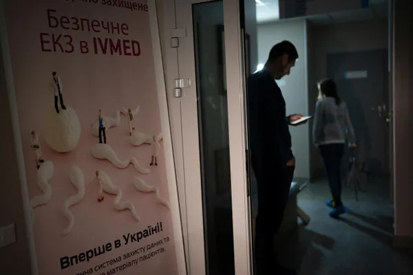 Поправки в закон «О ветеранах» включают вспомогательные репродуктивные технологии в программу бесплатной медицинской помощи для жен участников боевых действий, женщин‑ветеранов с инвалидностью и вдов (в течение пяти лет после гибели супруга). Суррогатное материнство исключено; за забор и криоконсервацию биоматериала придётся платить.