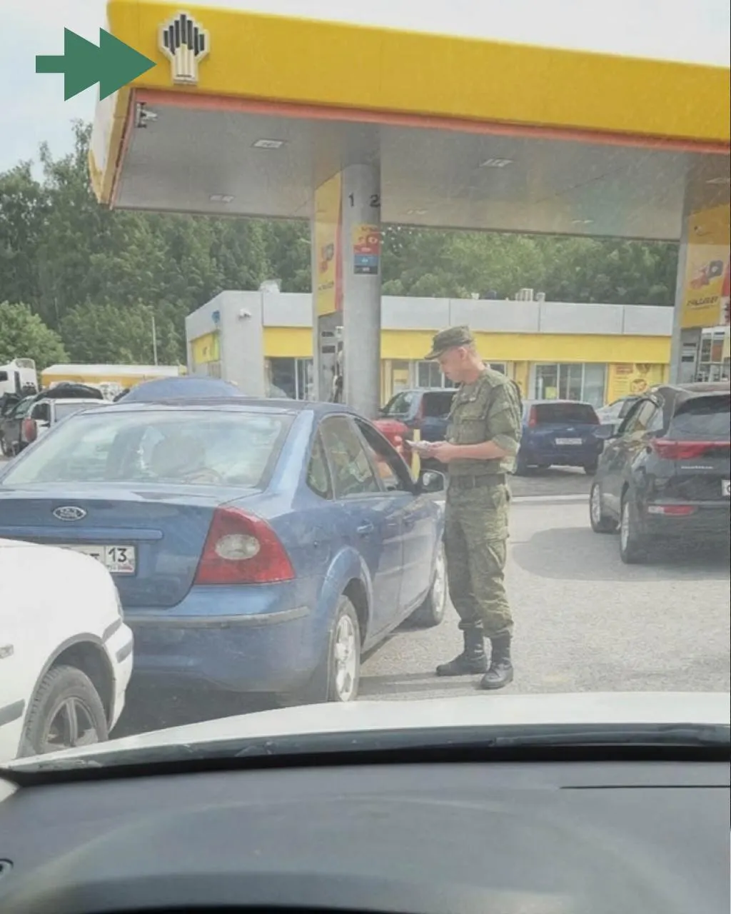 Очевидцы сообщили, что на одной из автозаправок Белгорода мужчина в военной форме подходил к водителям, проверял документы, спрашивал, служили ли они, и записывал информацию.