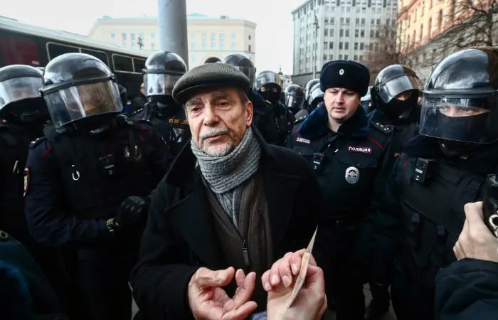 Прокурор просит для 84‑летнего правозащитника 6,5 года колонии и запрет администрирования сайтов на 10 лет; в Хорошевском суде Москвы началось заочное рассмотрение дела.