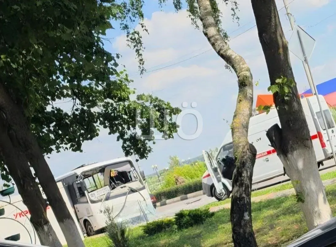 В Белгородской области беспилотник поразил рейсовый автобус в Шебекино. Погибли четыре женщины и несовершеннолетний мальчик, 23 человека получили ранения — трое в крайне тяжёлом состоянии.