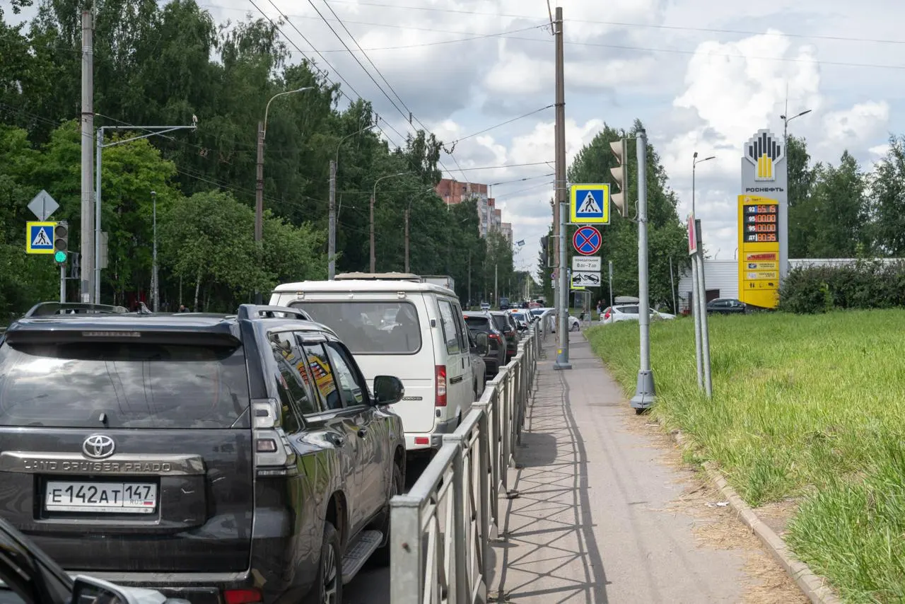 Проверка нескольких петербургских АЗС показала, что город по-прежнему получает бензин стандарта Евро‑5. Решение допустить оборот Евро‑3 связано с ограничениями после атак на нефтеперерабатывающие заводы и может отразиться на качестве воздуха.