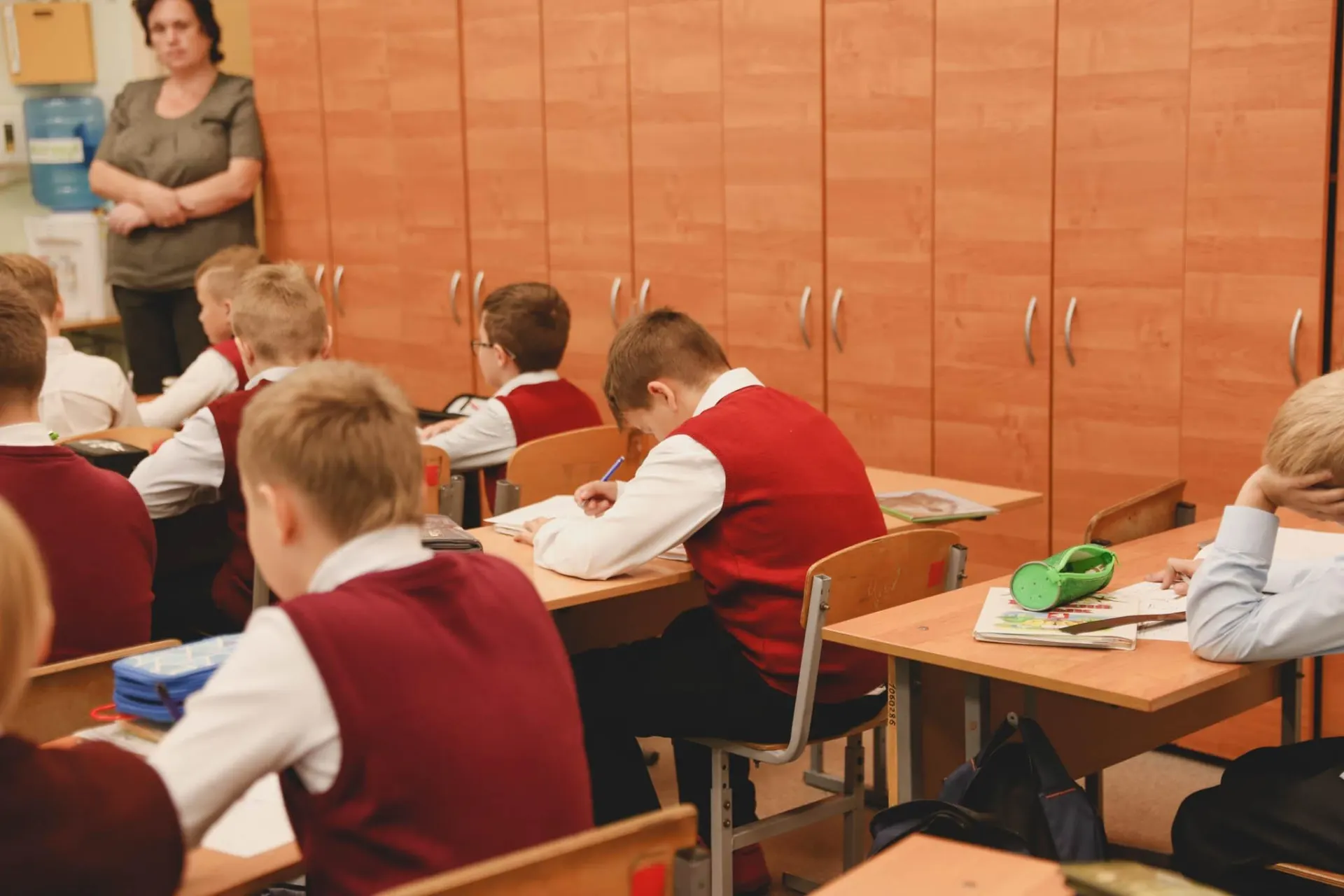 В ведомстве пояснили, что обществознание будут изучать три года; пока речь об отмене единого госэкзамена не идёт.