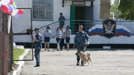 Надин Гейслер, содержащаяся в ИК‑6 Алтайского края и осуждённая на 22 года, просит помощи из колонии: у неё зубная боль, нет необходимых лекарств и визитов адвоката.