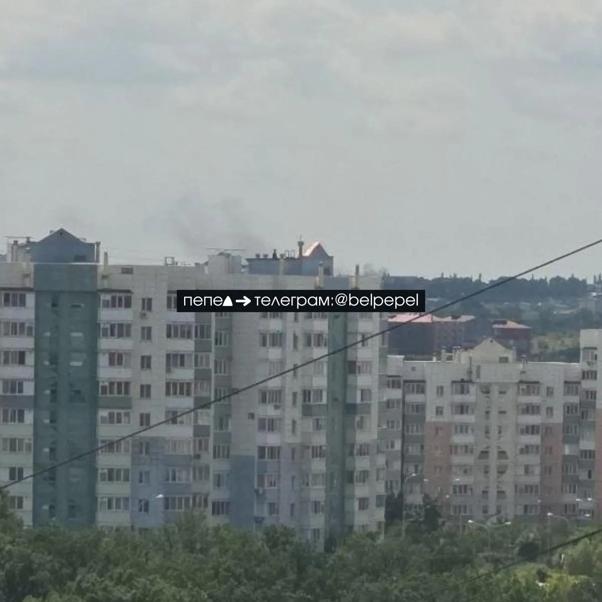 После ракетного обстрела в районе Белгорода в направлении села Репное над местом поднялся столб дыма. Идёт сбор сведений о последствиях на земле.