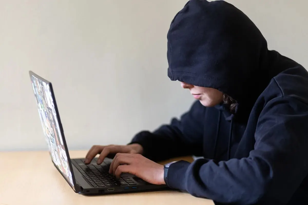 Инициатива определяет перечень навязчивых действий и предлагает через суд запрещать преследователям приближаться к жертве, посещать её места и выходить на связь; документ направлен в правительство, закон может вступить в силу 1 января 2027 года.