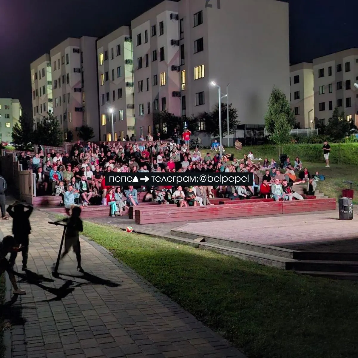 В микрорайоне Новая Жизнь жители вышли на улицу, чтобы совместно посмотреть финал ЧМ по футболу — Испания победила Аргентину 1:0, решающий гол забил Ферран Торрес в дополнительное время. Зрители собрались при отсутствии опасности атак беспилотников.