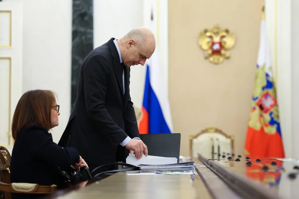 Госдума упростила процедуру финансирования дефицита: Минфину разрешено оперативно увеличивать траты и занимать сверх установленных потолков. Это подрывает предсказуемость бюджетной политики, повышает инфляционные и долговые риски и перекладывает расходы войны на бизнес и население.