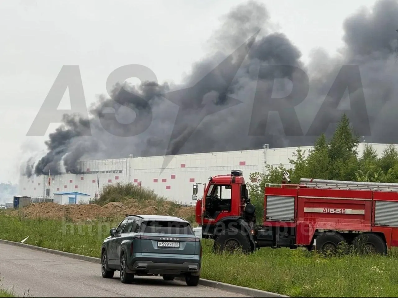 За ночь в разных регионах — от Рязанской области до Иркутска и Таганрога — зафиксированы атаки беспилотников с пожарами и повреждениями, есть пострадавшие и погибшие, также сообщают о задержаниях и кадровых изменениях в издательской сфере.