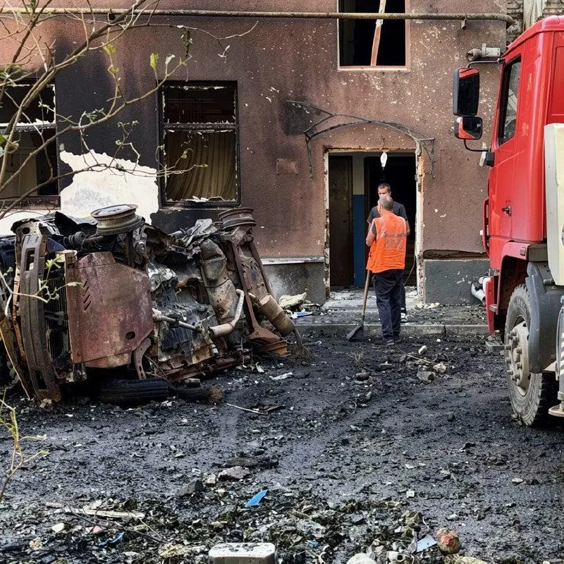 В Белгороде убирают сгоревшие машины, обломки и выбитые стёкла после ночного удара БПЛА. 12 человек согласились разместиться в пунктах временного размещения.