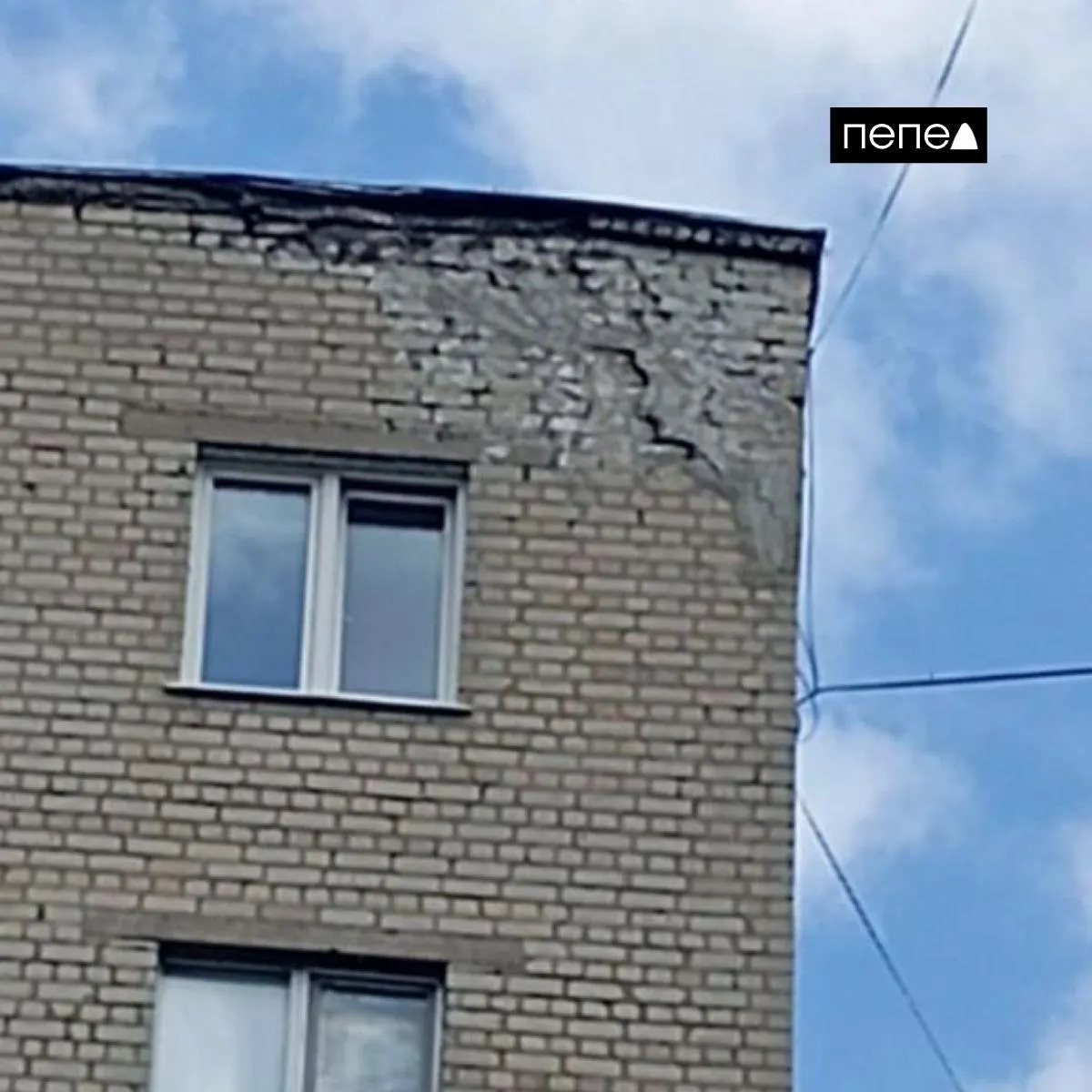 Подрядчик оставил незавершённым ремонт крыши в доме на Степной, 6, пострадавшем почти девять месяцев назад от удара беспилотника. Верхние этажи протекают, по фасаду появились трещины, а жильцы жалуются на отсутствие реальной реакции от ответственных организаций.