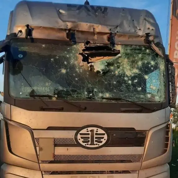 В микрорайоне «Новая жизнь» в Белгороде дрон поразил фуру — от взрыва пострадали также два соседних грузовика и стекла магазина.