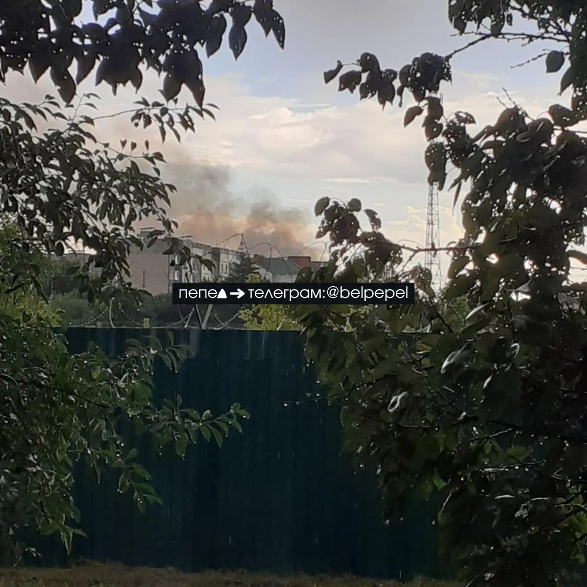 Пожар в жилом доме в Грайвороне начался около 13:45 после удара беспилотника; возгорание продолжается, подробности уточняются.