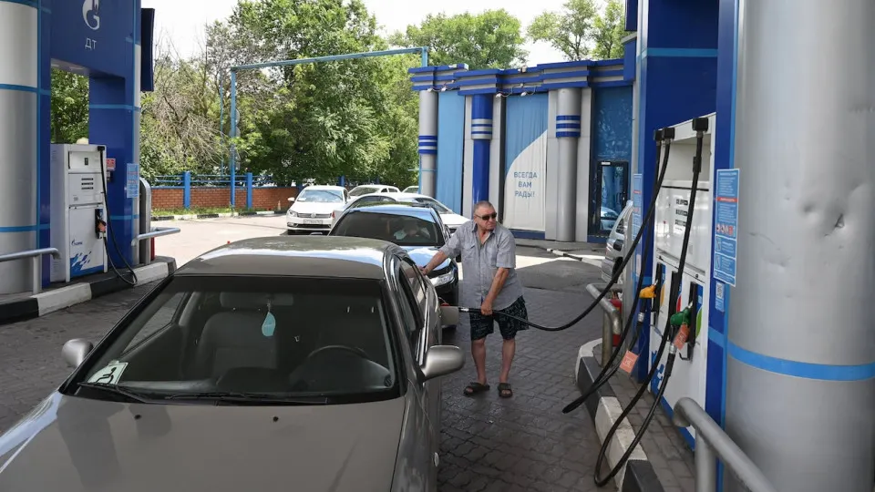 Из‑за массовых простоев НПЗ после атак беспилотников переработка нефти резко сократилась, бензин дорожает, введены ограничения в десятках регионов. Импорт из-за рубежа и поставки из соседних стран лишь частично сглаживают дефицит.
