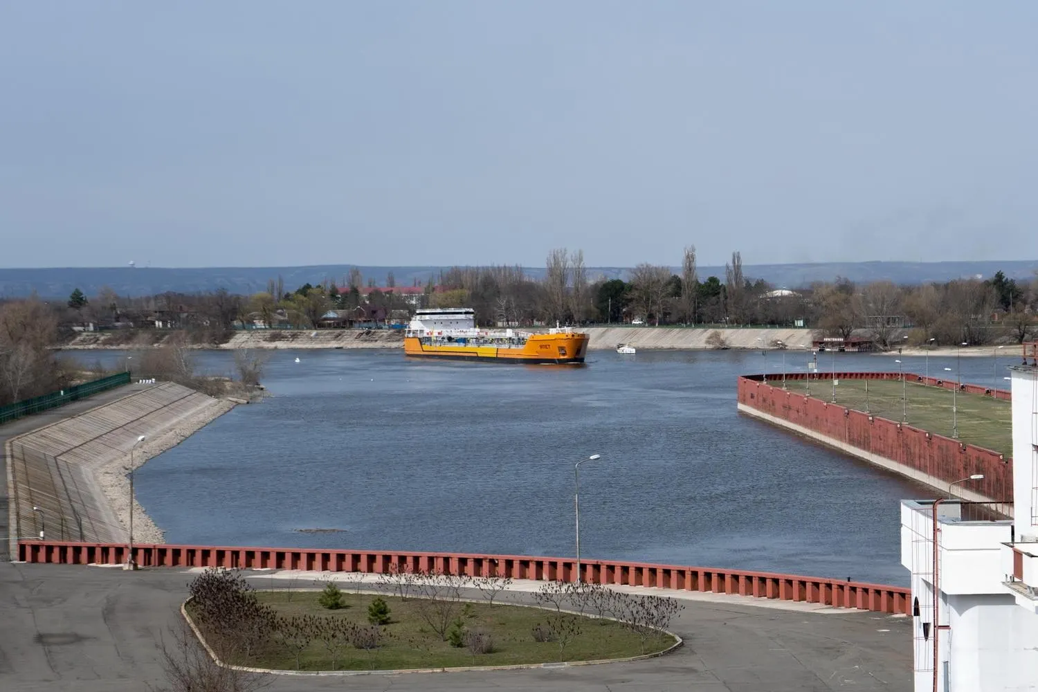 Из‑за атак беспилотников на суда в Азовском море движение по каналу остановлено. Остановка может затронуть значительную долю экспорта пшеницы и осложнить снабжение полуострова топливом.