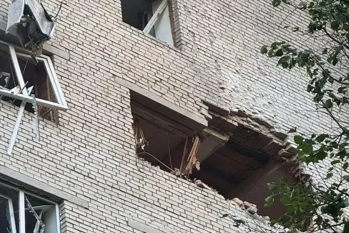 В результате падения беспилотника в поселке Пионерский городского округа Истра в ночь на 13 июля погибли три человека, ещё пять получили ранения; также загорелись пять частных домов, сообщил губернатор Московской области.