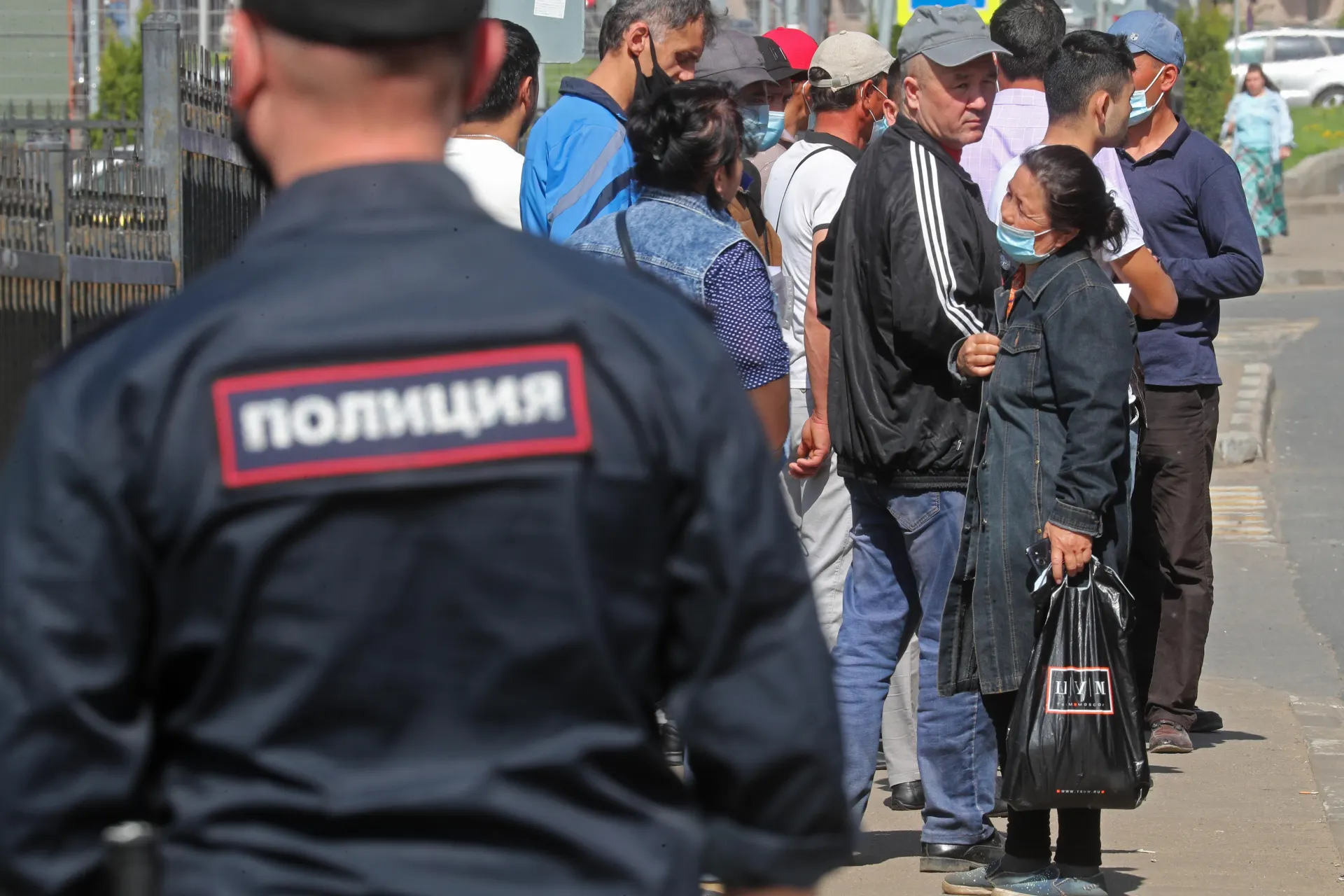 Ко второму чтению в Госдуме предложили расширить перечень правонарушений, влекущих обязательное выдворение иностранцев — среди новых статей называются дискриминация и неповиновение законному требованию пограничника.