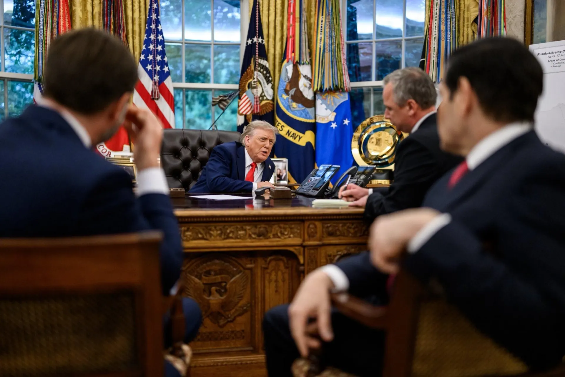 4 июля Дональд Трамп последовательно провёл телефонные разговоры с президентами Украины и России — обсудили ситуацию на фронте, помощь Украине и дальнейшие дипломатические контакты.