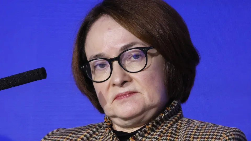 Рынок считает, что цикл снижения ставки может завершиться: процентные свопы и однодневные кредиты торгуются выше «ключа», инфляция ускоряется под давлением подорожания топлива, что повышает риск разворота монетарной политики.