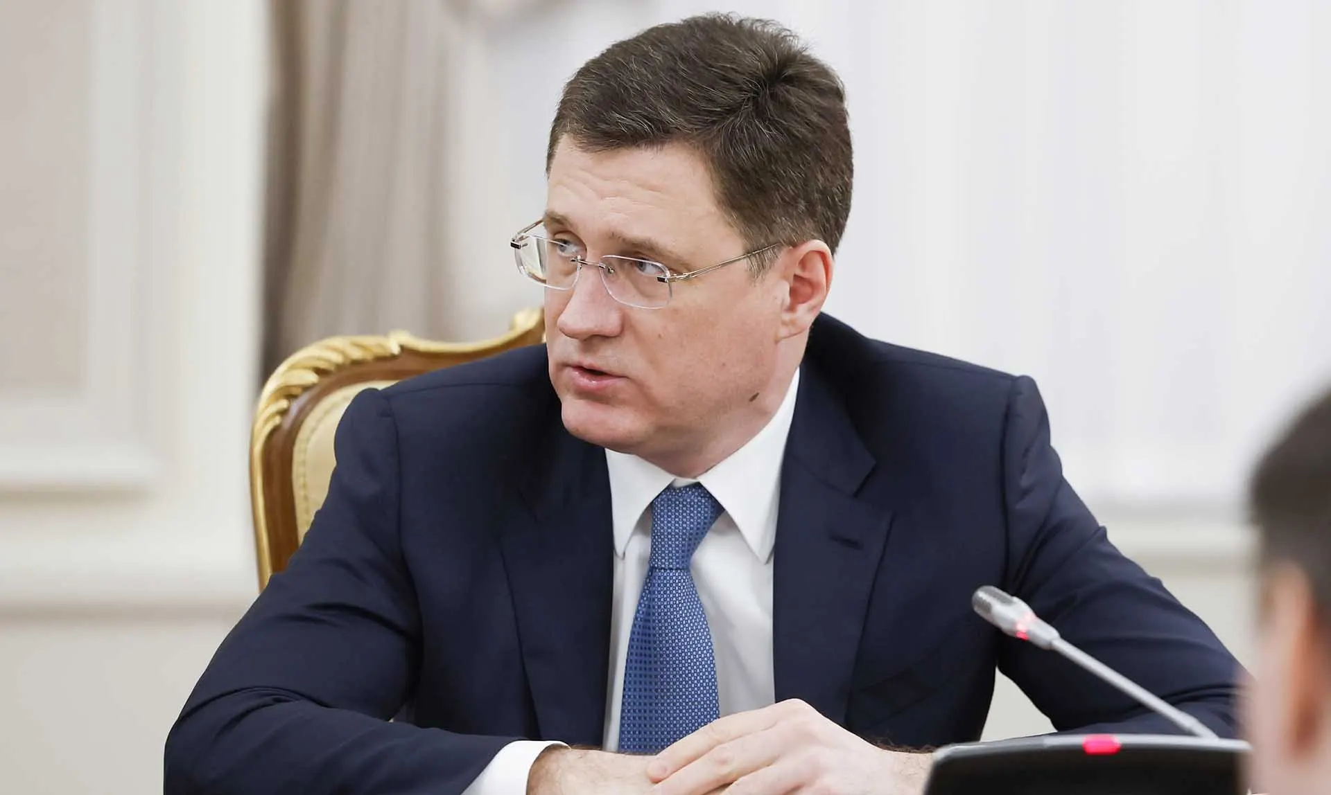 Вице‑премьер на финансовом конгрессе заявил, что в целом проблем с поставками бензина и дизеля нет; отдельные перебои объясняются логистикой и решаются оперативно. В регионах вводили режимы повышенной готовности из‑за нехватки топлива.