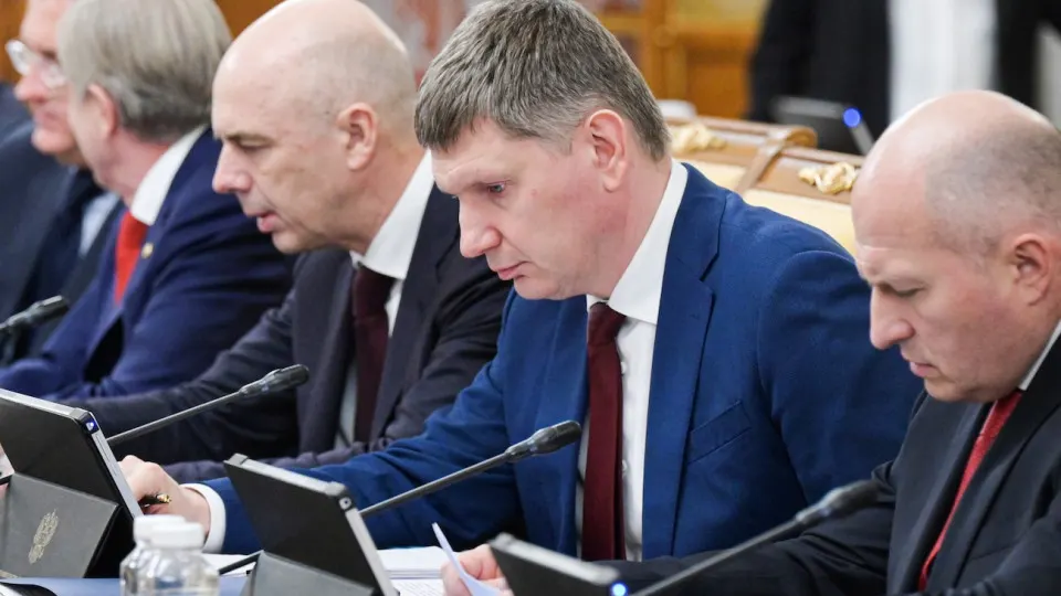 По оперативным данным Минэкономразвития ВВП России прибавил 0,2% за январь–май 2026 года; вне Москвы наблюдается стагнация, инвестиции падают, а падение цен на нефть усиливает риски для бюджета и роста.