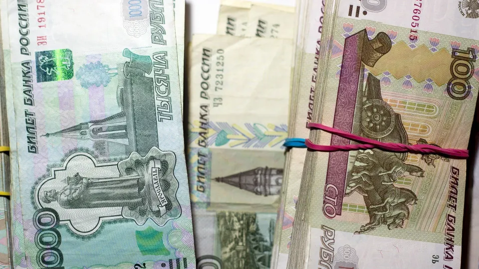 С начала июля объём наличных в обращении резко вырос, банки теряют средства и активнее берут деньги у Центробанка через репо. Растёт доля проблемных кредитов, аналитики предупреждают об усилении рисков для стабильности банковской системы.