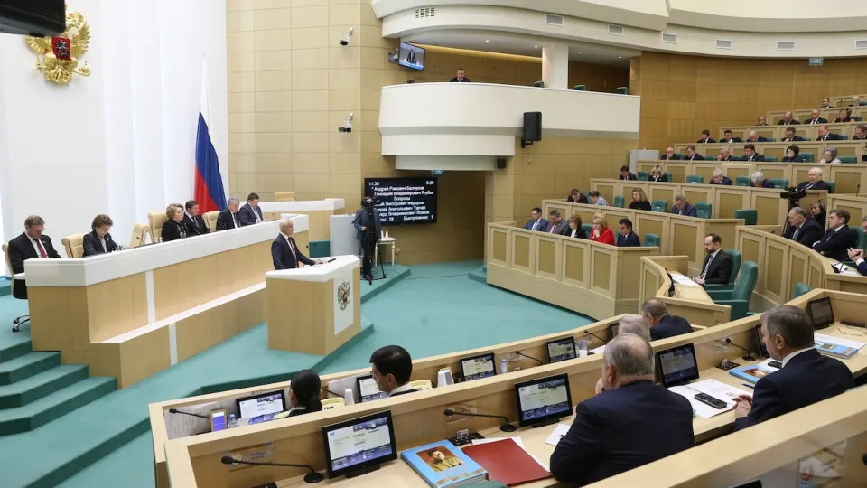 Новый закон вводит список «уклоняющихся» за рубежом, вносит широкий перечень ограничений — от блокировки дистанционного банковского обслуживания до запрета на консульские услуги и регистрацию ИП.