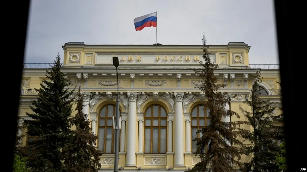 Центробанк расширил перечень криптовалют, доступных на биржах, введя лимиты для неквалифицированных инвесторов и новые требования к рискам.