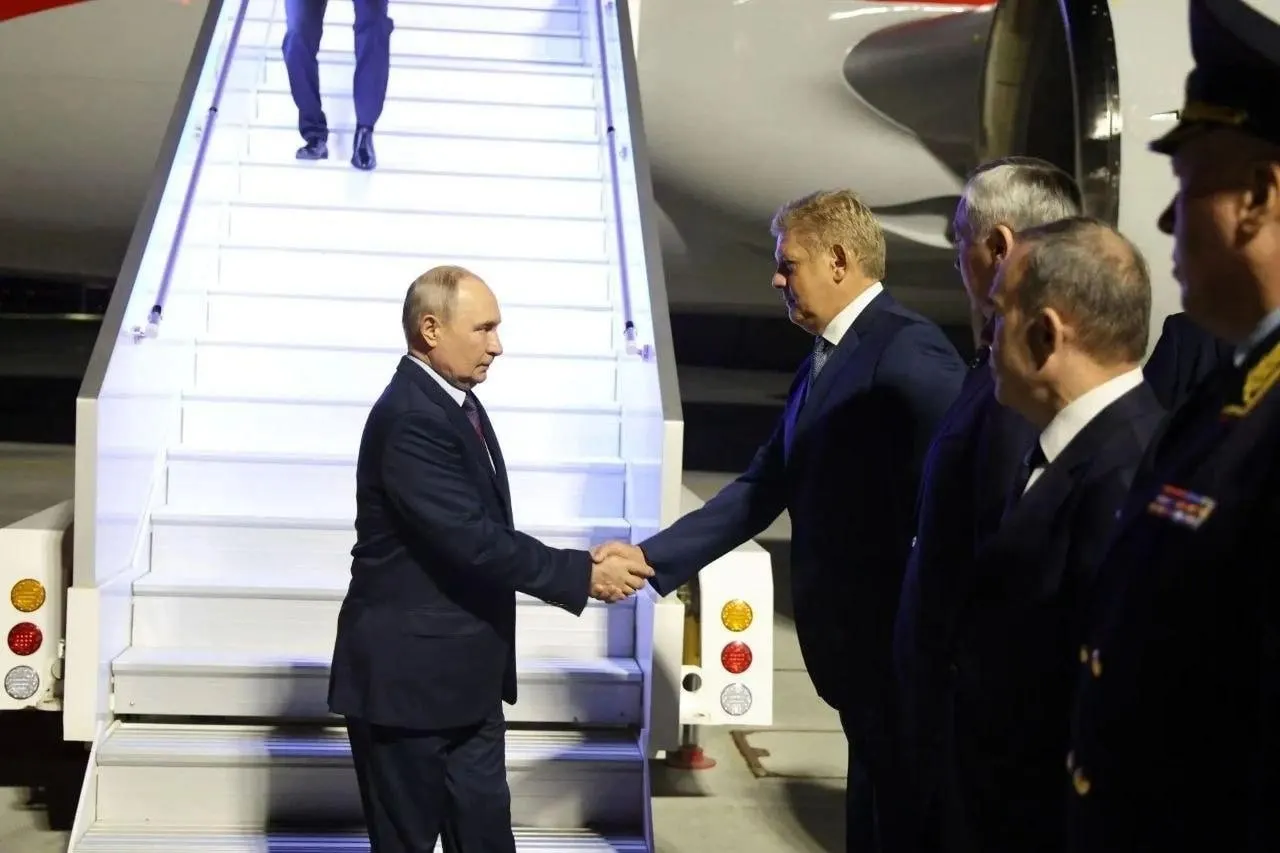 Президент Владимир Путин прибыл в Новосибирск с рабочим визитом. Прибытие связано с церемонией открытия СКИФа — Сибирского кольцевого источника фотонов.