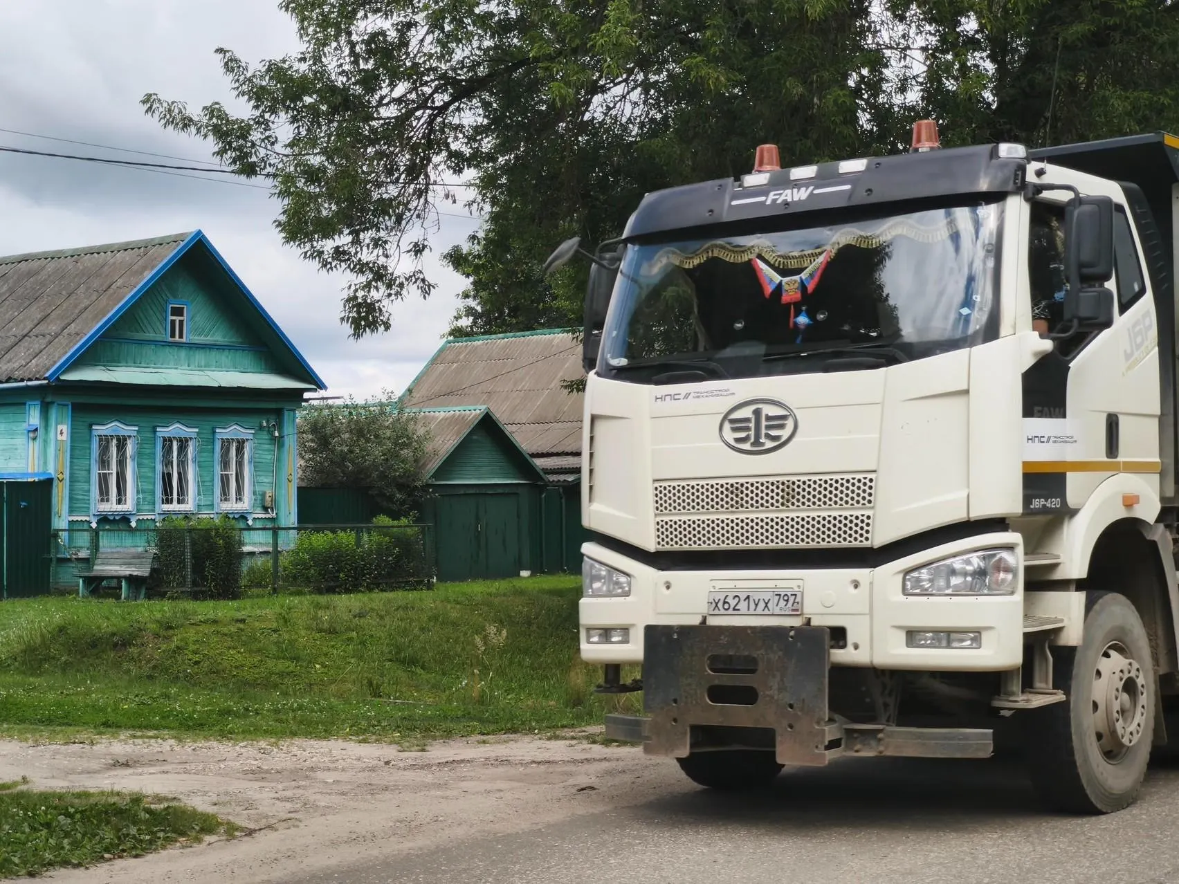 Жители деревень сталкиваются с изъятием домов и приближением тяжёлого транспорта по мере прокладки скоростной магистрали.