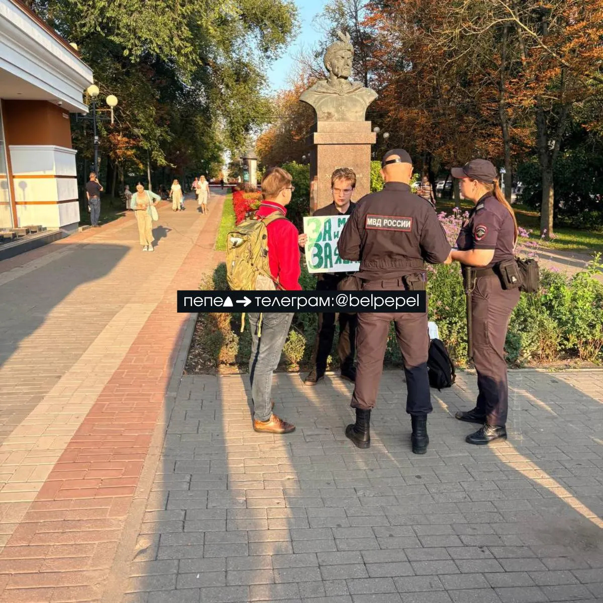 Кандидат в Госдуму от «Яблока» вышел к памятнику Богдану Хмельницкому в Белгороде с плакатом; помощника задержали по подозрению в краже телефона.