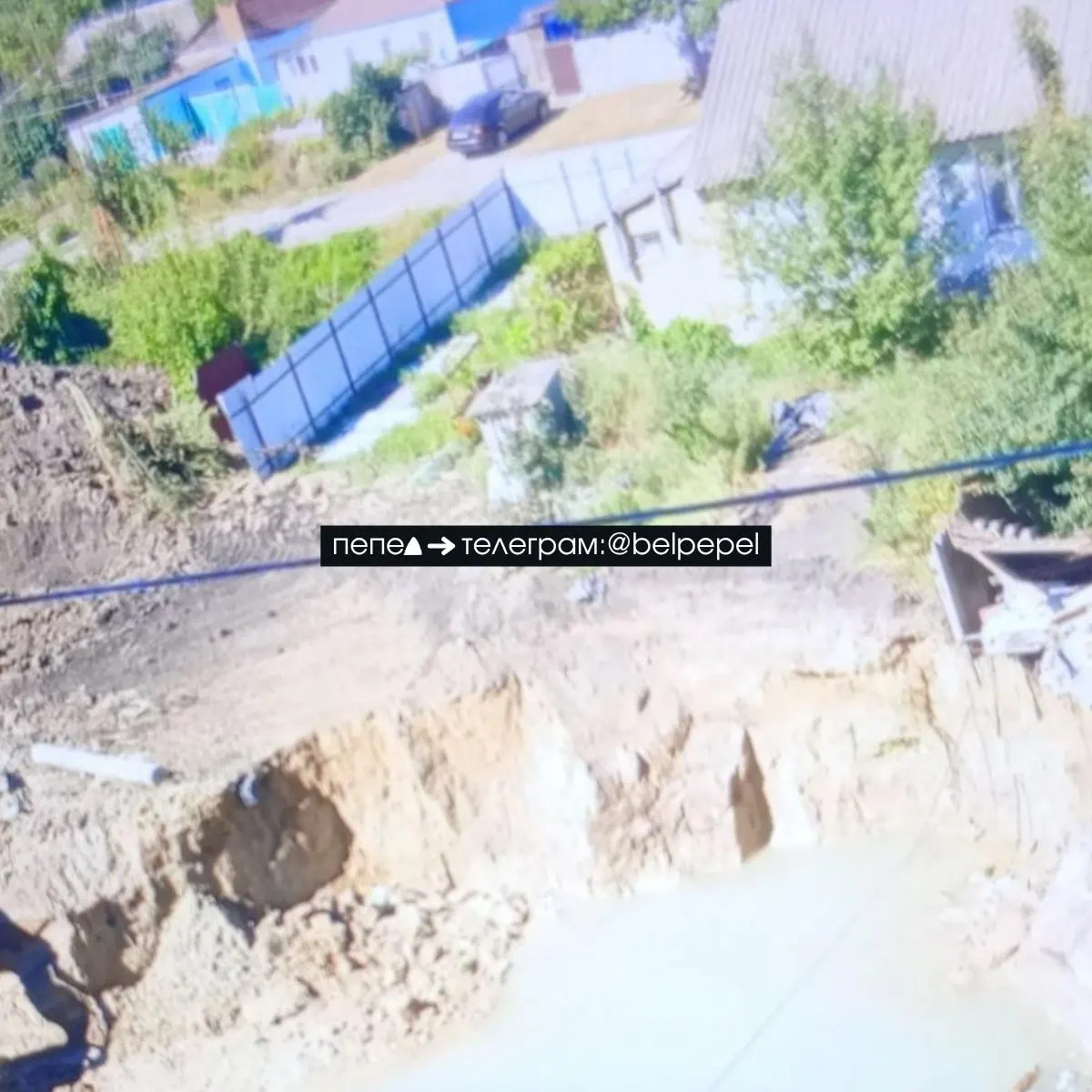 Уже 17 дней в Валуйках ведутся работы по извлечению боеприпаса, который упал рядом с домом. Котлован затапливается, жильцов пятиэтажки временно допускают внутрь на ночь.