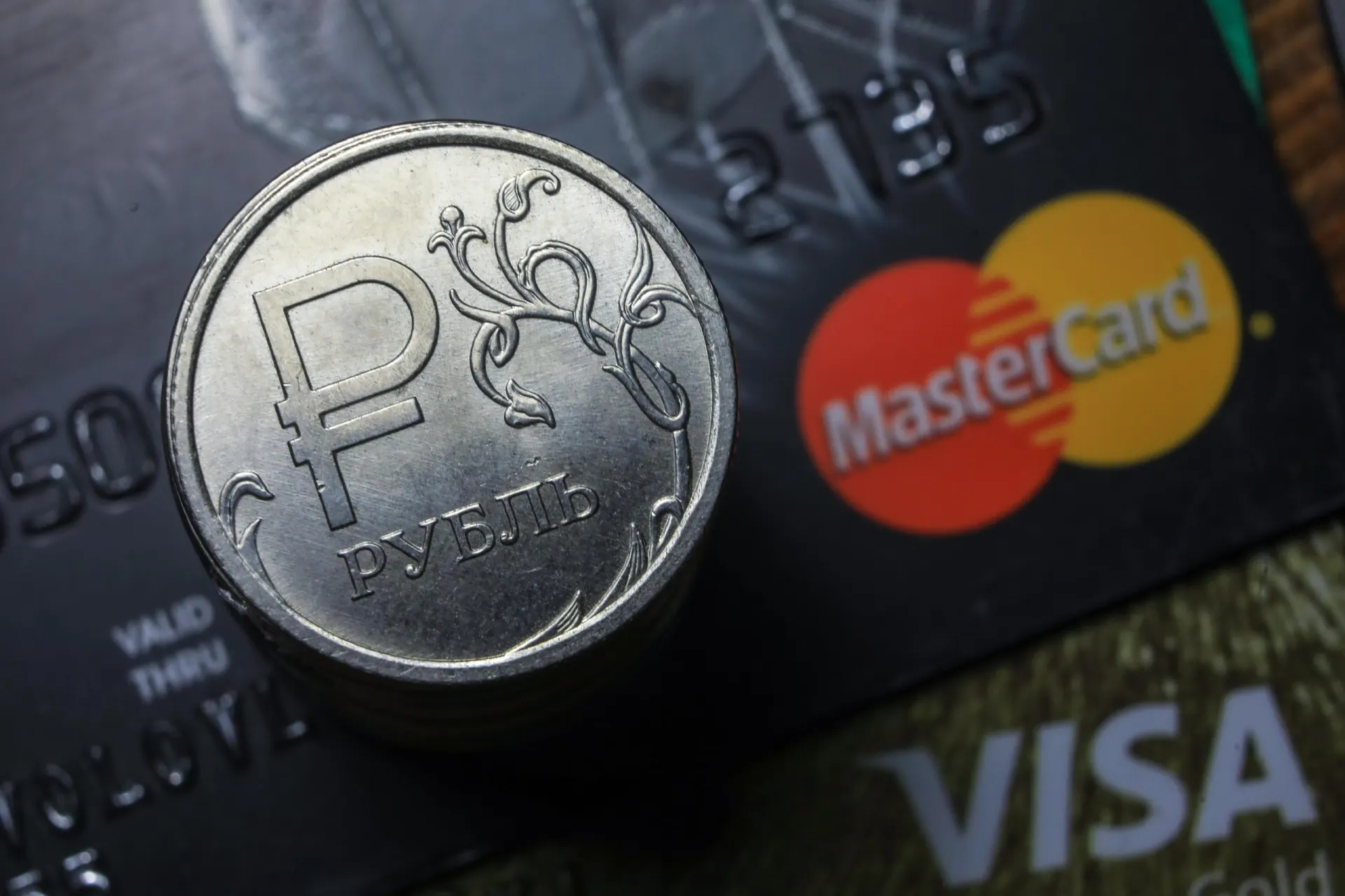 Пользователи сталкиваются с перебоями при оплате картами Visa и Mastercard и через СБП — ситуация требует пояснений.