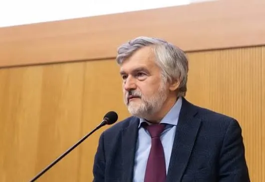 Андрей Клепач уволен из ВЭБа после публикации его критических замечаний об экономическом отставании России; событие произошло спустя месяцы после выступления.