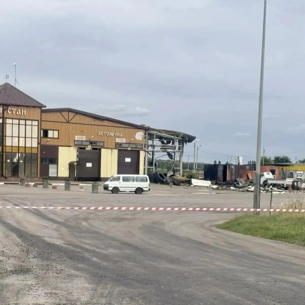 Ночное нападение беспилотника повредило мирные здания возле гостиничного комплекса у въезда в Корочу; власти заявили, что пострадавшие здания не имеют отношения к военным.