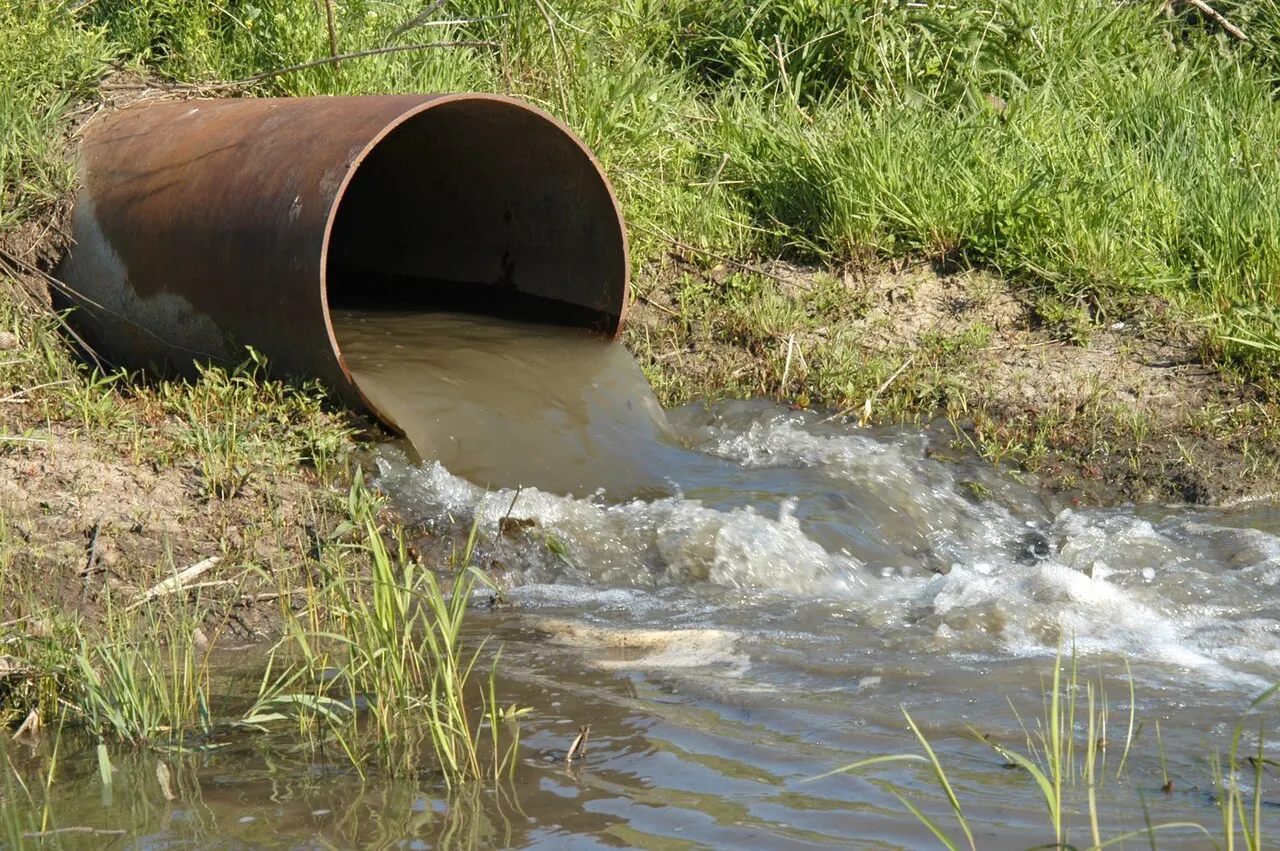 Законопроект освобождает водоканалы от взносов за вред окружающей среде при сбросах сточных вод, если компании внедряют собственные экологические программы; проект вызывает критику со стороны Счетной палаты и требует доработки Минприроды.